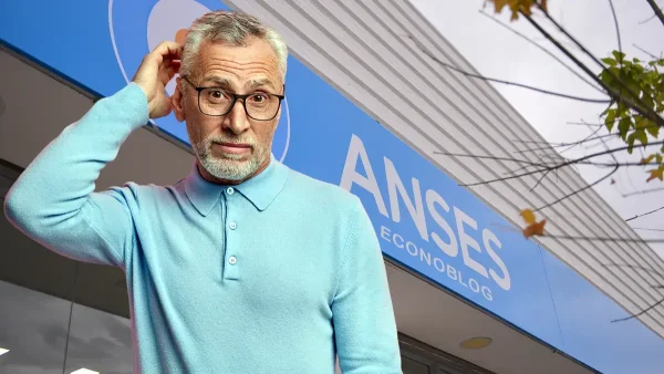 Jubilado pensando frente a Anses