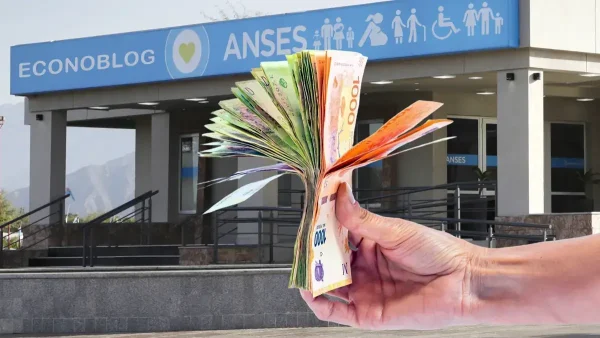 Mano con pesos en Anses