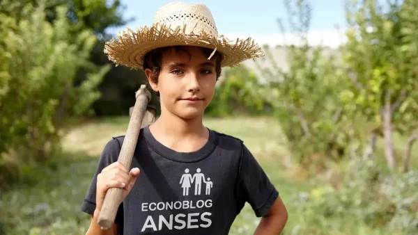 Beneficiario del SUAF rural con remera de Anses