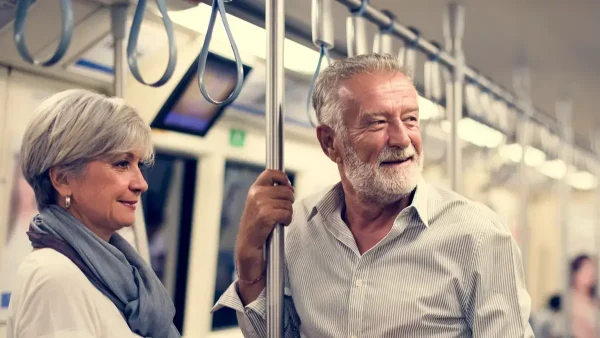 Jubilados viajando en el subte