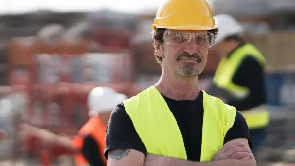 Trabajador de la construcción con casco