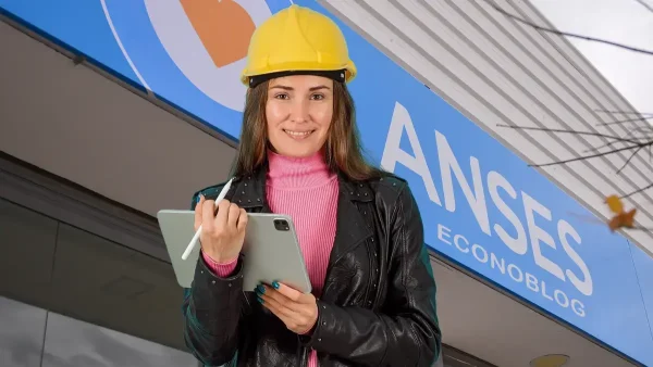 Trabajadora con casco en Anses