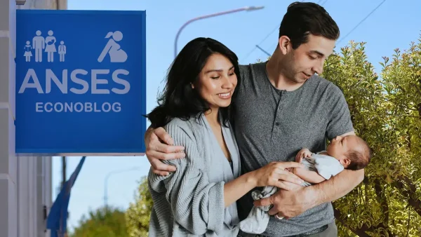 Bebé con su familia junto a cartel de Anses para AUH y Asignación por Embarazo