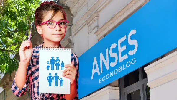 Niña en Anses con libro de AUH y SUAF