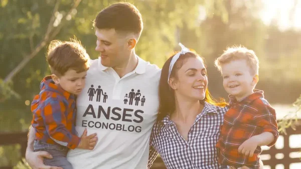 Familia con remera de Anses para SUAF y AUH