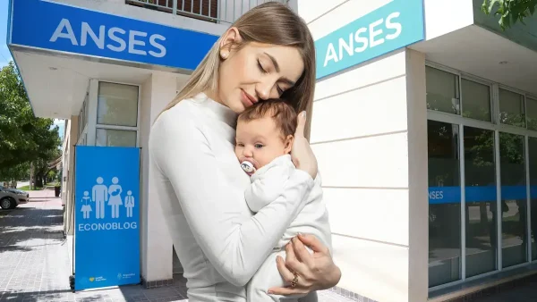 Madre de AUH con su bebé en Anses