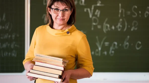 Docente con libros