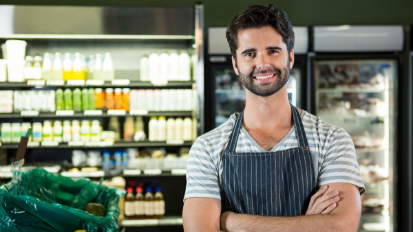 Empleado de comercio trabajando