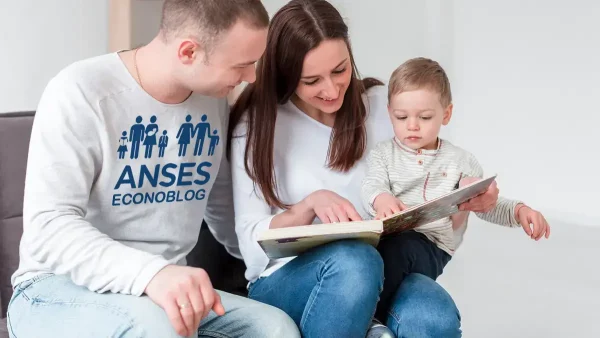Familia con remera de Anses para AUH y SUAF