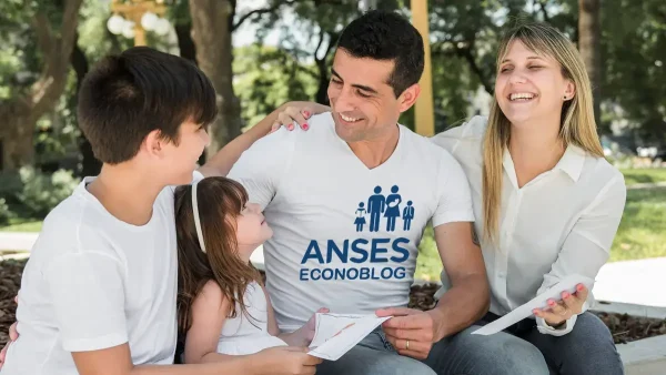 Familia de la AUH con remera de Anses