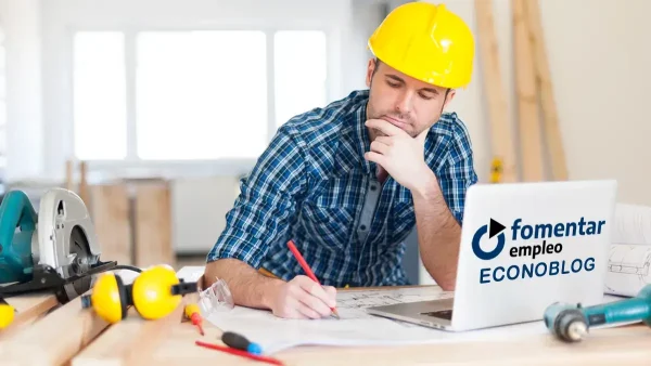 Titular de Fomentar Empleo en una computadora