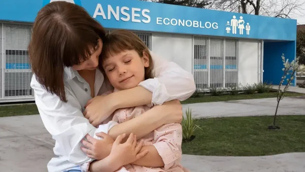 Madre de la AUH abrazando a su hija en Anses