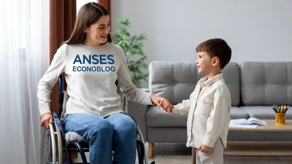 Beneficiaria de PNC con su hijo usando remera de Anses