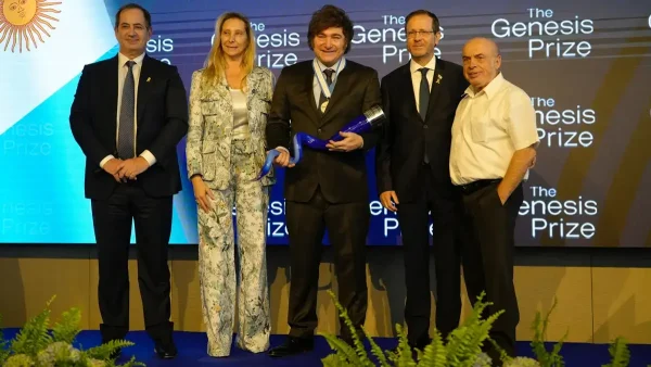 Javier Milei recibiendo el Premio Nobel judío