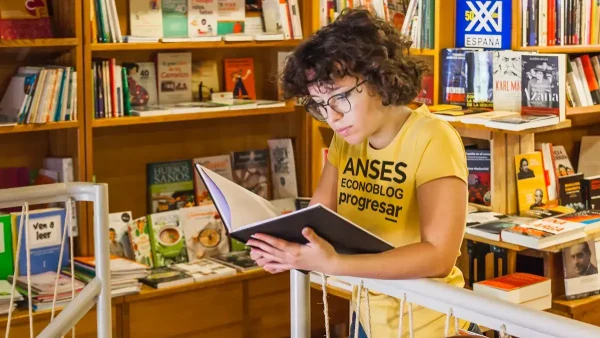 Estudiante de Progresar con remera de Anses