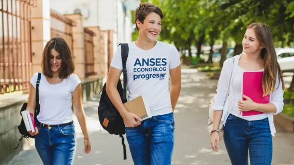 Estudiantes de Becas Progresar con remera de Anses