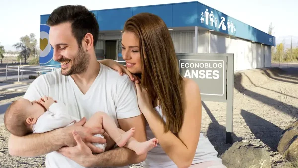 Familia de AUH o SUAF con su bebé en Anses