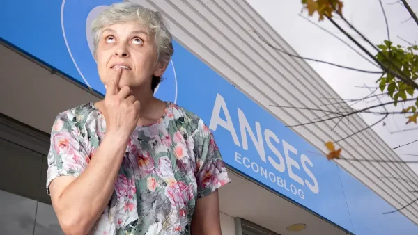 Jubilada pensando frente a Anses