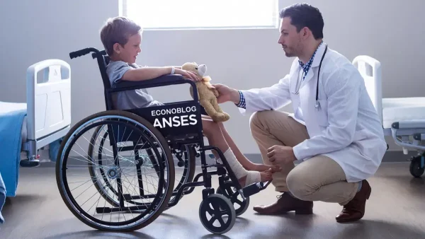 Doctor con niño de PNC en silla de ruedas de Anses