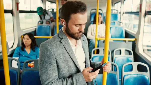 Hombre viajando en colectivo