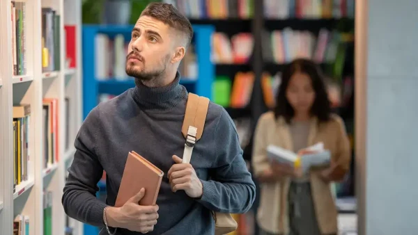 Estudiante en biblioteca