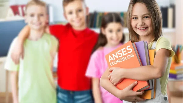 Estudiantes con libro de Anses