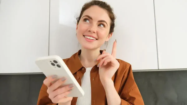 Mujer usando el celular