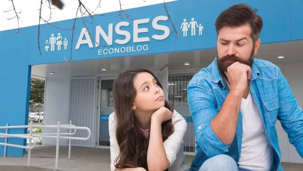 Padre pensando frente a cartel de AUH y SUAF de Anses