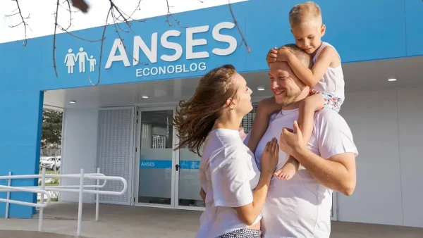 Familia del SUAF en oficina de Anses
