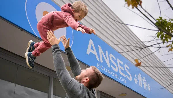 Padre de la AUH con su hijo en Anses
