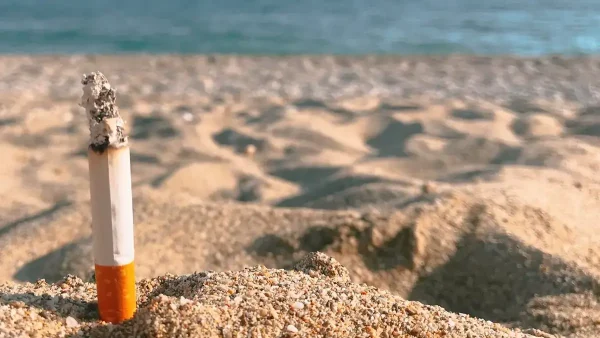 Cigarrillo apagado en la playa