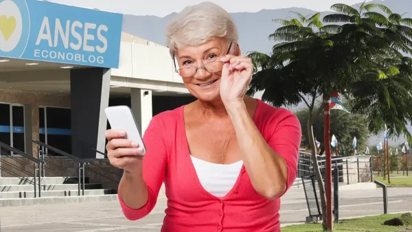 Jubilada contenta con su celular en Anses