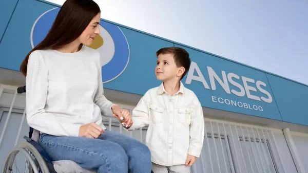 Madre titular de PNC con su hijo en Anses