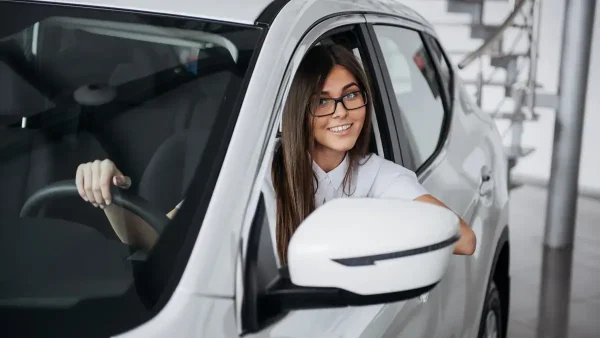 Mujer conduciendo un auto