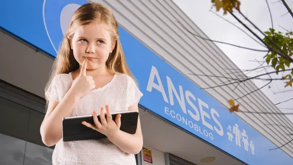 Niña de la AUH con celular en Anses