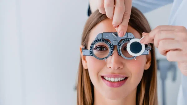 Paciente recibiendo atención oftalmológica