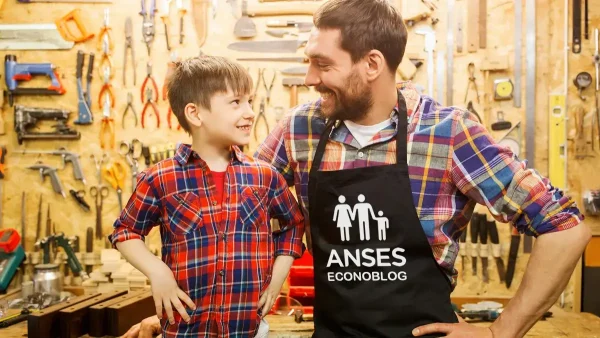 Padre del SUAF con ropa de Anses