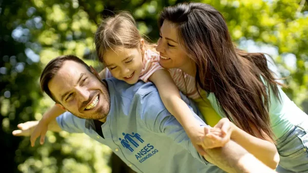 Familia del SUAF con camisa de Anses