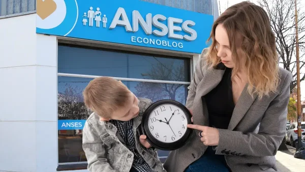 Madre de la AUH con reloj en Anses