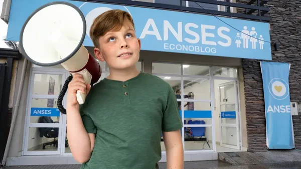 Beneficiario de la AUH con megáfono en Anses