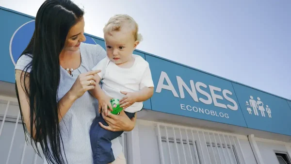 Madre de la AUH con su bebé en Anses