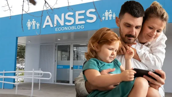Familia de AUH y SUAF con su celular en Anses