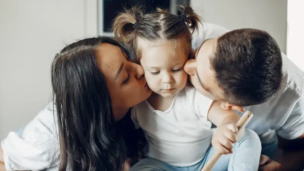 Niña con su familia