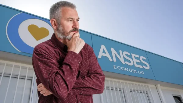 Hombre pensando en oficina de Anses