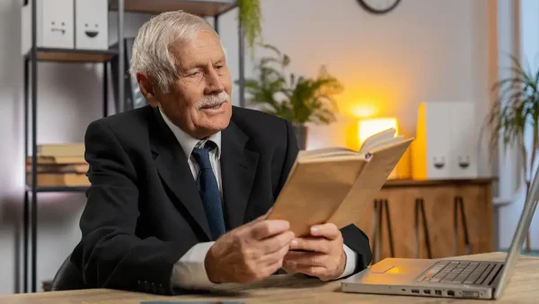 Jubilado leyendo un libro