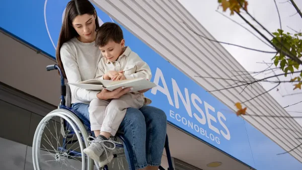 Madre de la PNC con su hijo en Anses