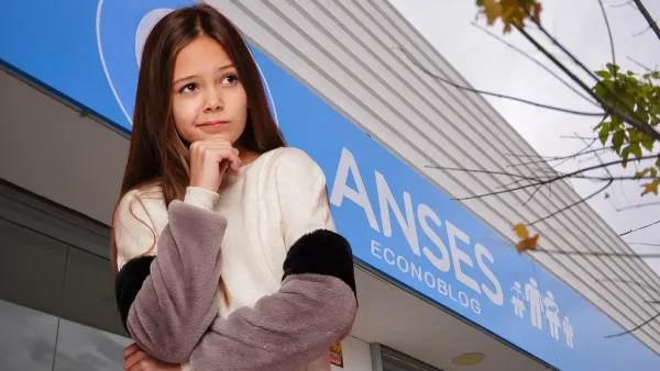 Niña de la AUH pensando en Anses