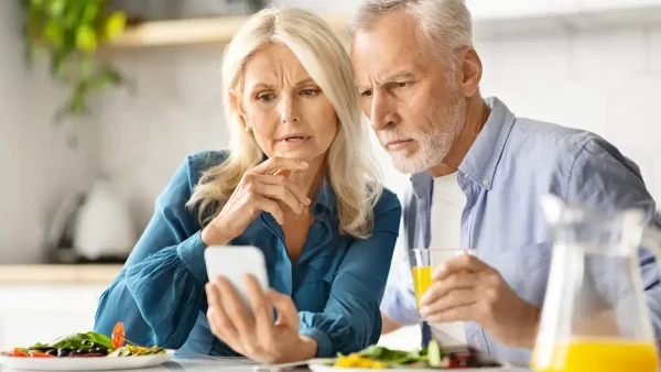 Jubilados comiendo y pensando