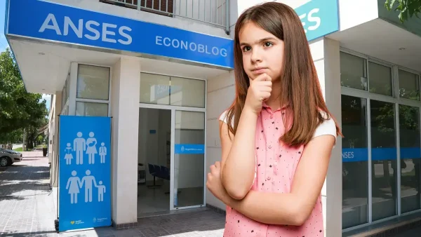 Niña de la AUH o SUAF pensando en Anses