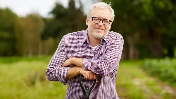 Trabajador rural con anteojos